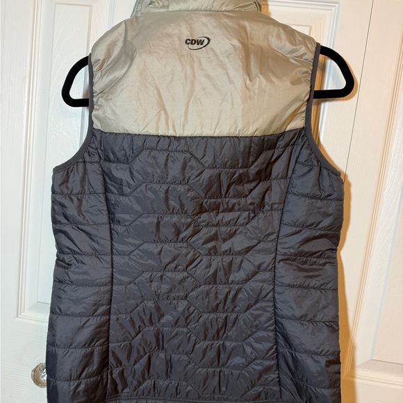 CDW Unstoppable Women's Gray and Cream Quilted Vest with Red Zipper. NWT - Picture 2 of 4